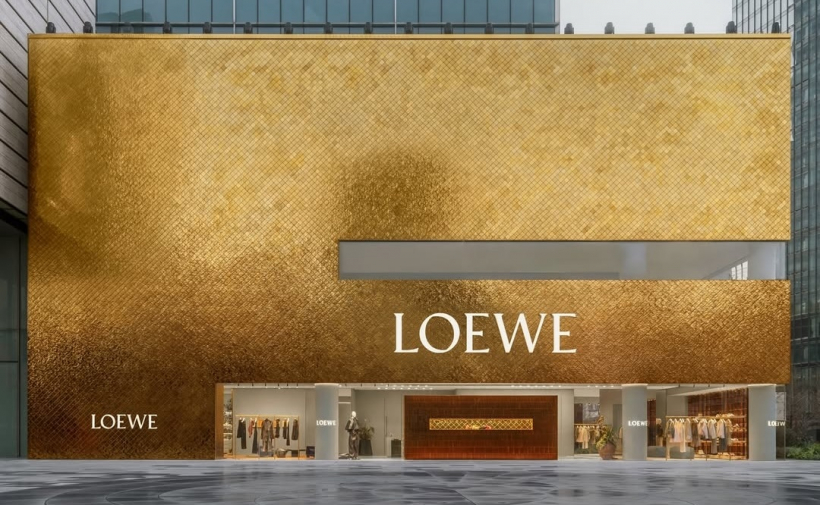 Фасад бутика LOEWE в Шанхае украсили десятки тысяч золотых плиток
