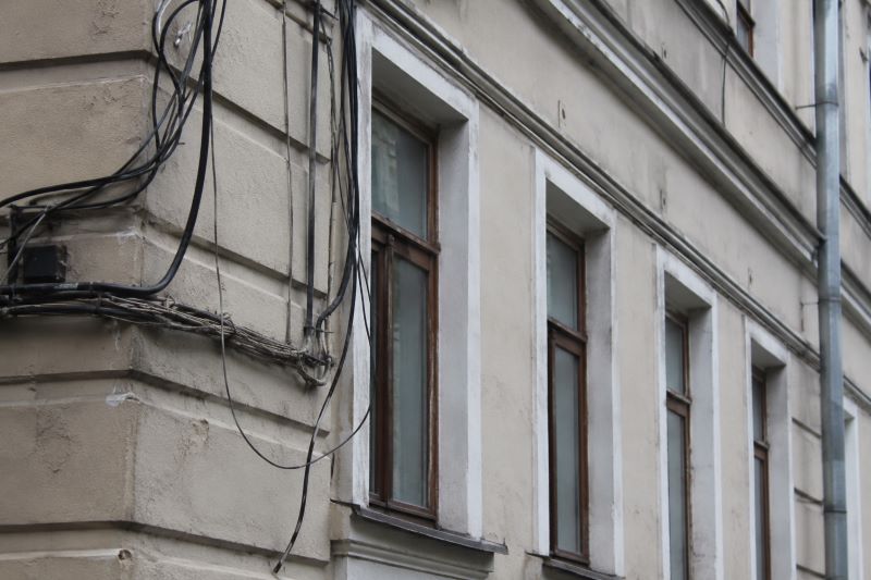 В Перми предлагают изменить правила размещения проводов на фасадах зданий